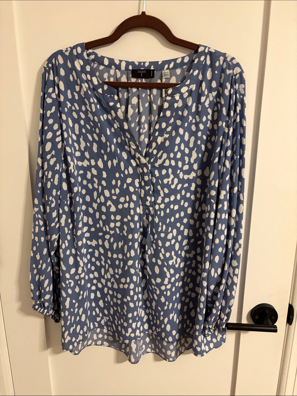 Tahari Blue and White Printed V-Neck Blouse. 2X women’s plus.